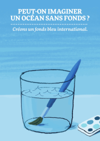 Verre d'eau rempli d'océan avec un pinceau