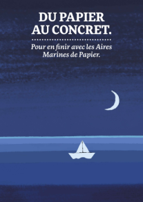 Bateau en papier naviguant de nuit dans l'océan
