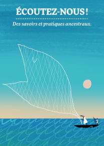 Sur une pirogue des pêcheurs lancent dans l'océan un filet géant en forme de poisson